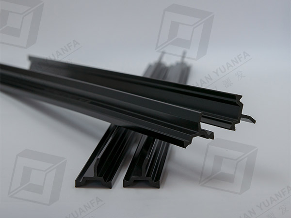 Thermal breaking machinery and polyamide strip insertion